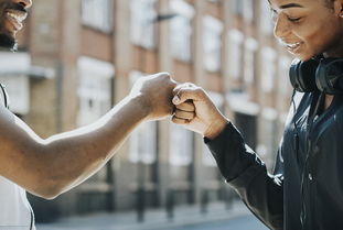 kaiyun网站-英超比赛中裁判语调与非语言行为对球员情绪波动的影响，用语言或行为对裁判员